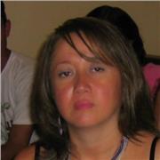 Docente que imparte y orienta clases a niños de primaria